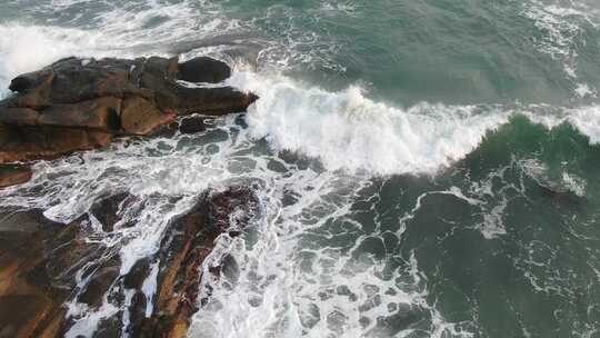 俯拍巨浪冲向岸边的礁石