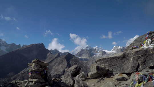 这家伙正在喜马拉雅山脉旅行