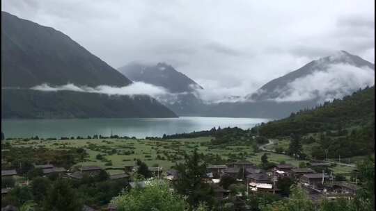 雨中的西藏林芝巴松措湖云雾缭绕