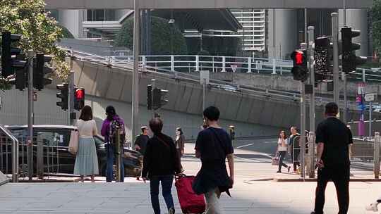 香港金融区路口行人过马路