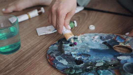 一个在调色板上画画的人