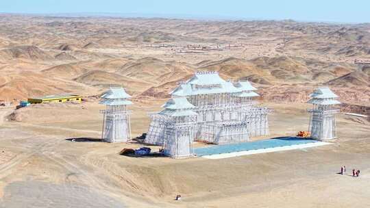 敦煌沙漠中的雕塑建筑航拍