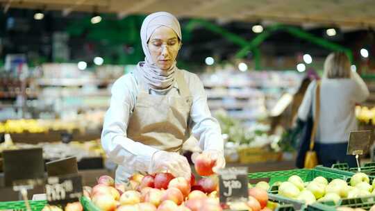 在超市、杂货店或小企业工作的戴头巾蔬菜水