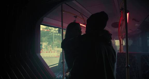 公交车里的情侣剪影