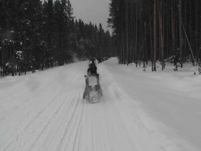 行驶上雪地里的雪地摩托车视频素材模板下载