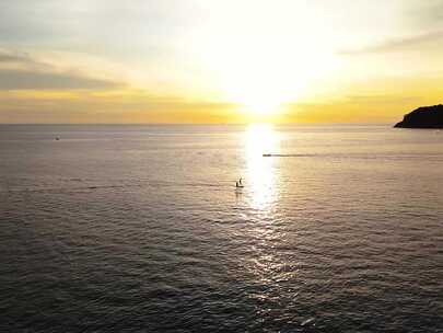 在海岛夕阳下冲浪