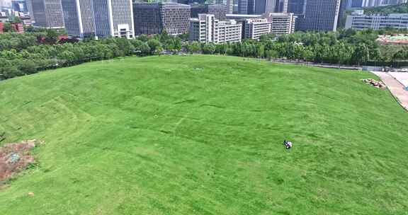 城市高楼绿色草地公园  荐