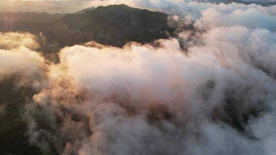 航拍威海里口山山顶的平流雾和白云朵朵