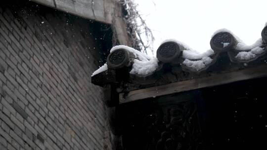 大雪中的古建筑一角