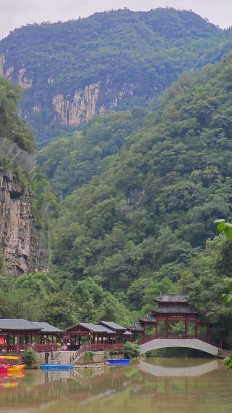 山水间中式建筑与桥梁风景