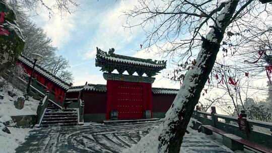 庙宇门前的积雪