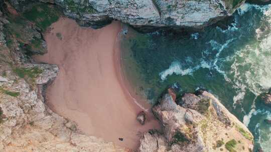 葡萄牙Cabo da Roca岩石间隐藏