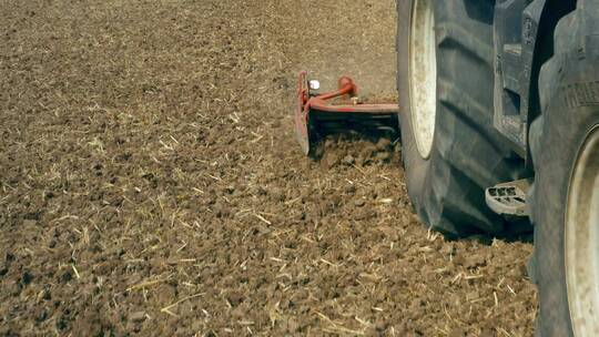 拖拉机耕作土壤视频素材模板下载