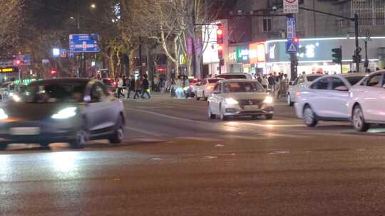 夜晚城市汽车车辆车流人流行人脚步夜景