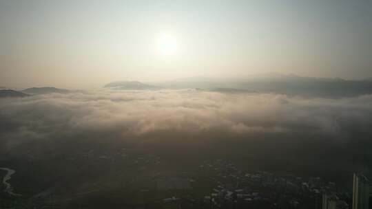 高空俯瞰云海日出景象