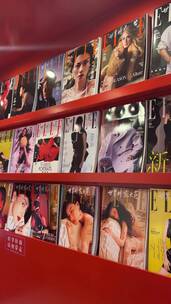 商场里潮流时尚的红色报刊亭，满墙时尚杂志