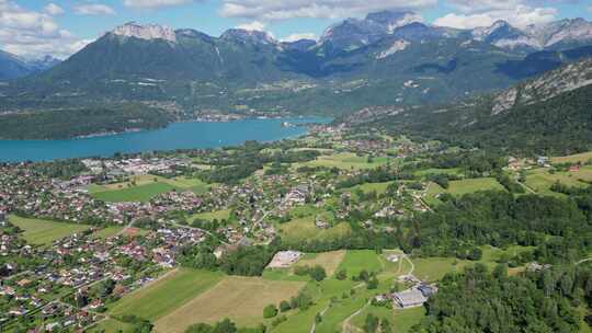 安纳西湖山脉和法国阿尔卑斯山的村庄-空中全景背景
