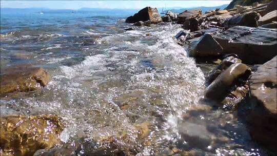 海浪拍打着岩石海岸视频素材模板下载