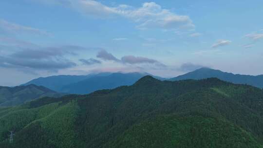 雨后的安徽黄山市黄山区汤口镇旅游景区小镇