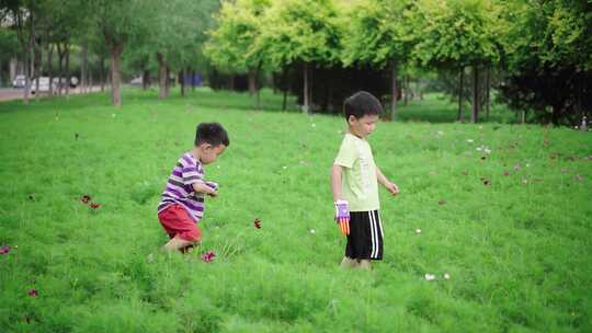 童年 夏天 小孩草地玩耍 童年记忆