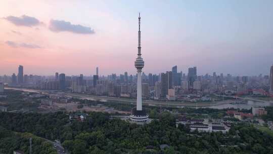 湖北省武汉市龟山电视塔日落夕阳航拍风光