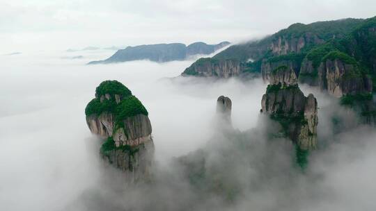 云海中的山峰