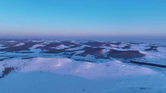 冬季旷野丘陵地带的广阔雪景鸟瞰图