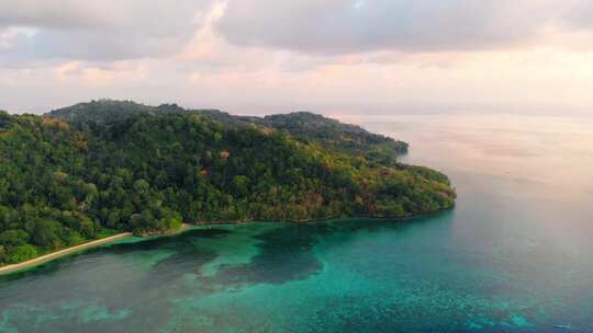 空中：飞越热带哈达岛白色沙滩班达群岛马鲁古