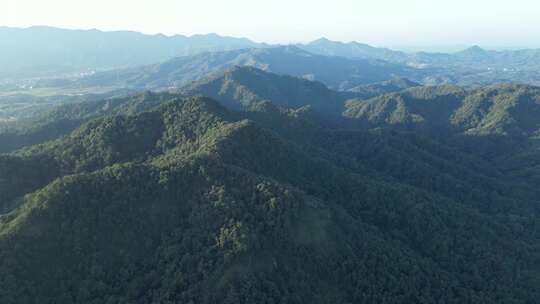 航拍连绵起伏的山峰