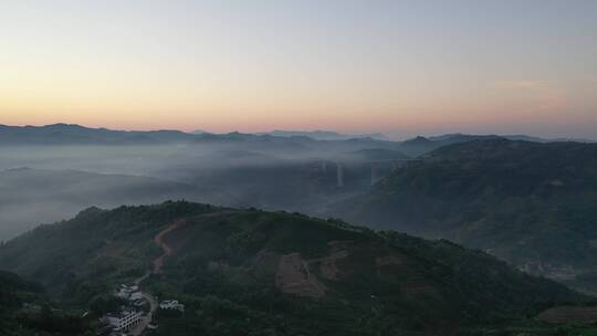 航拍清晨群山云雾缭绕可见高架桥