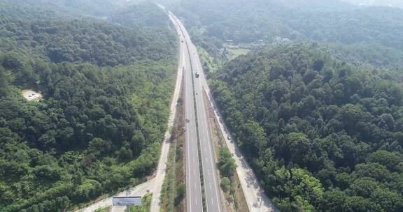 乡村农村大山里的高速公路运输大气交通网