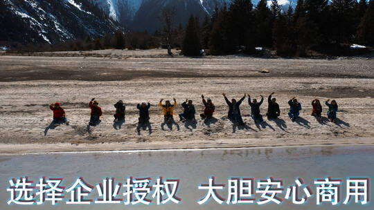 西藏风光视频高原湖泊一群摄影爱好者招手