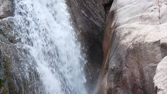 山涧泉水实拍