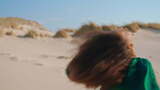 表现力女孩在沙夏沙漠特写表演当代舞蹈高清在线视频素材下载