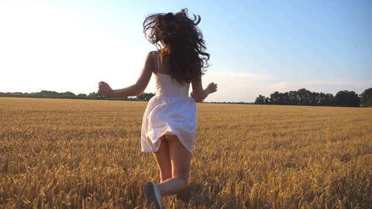 日落时分女人在田野上奔跑