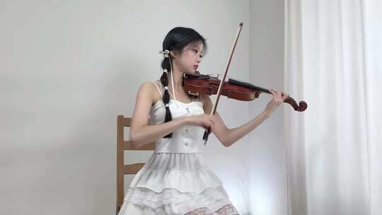 美女拉小提琴美女在家拉小提琴演奏You&Me