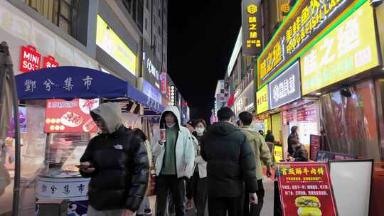 夜晚商业街人头攒动热闹非凡的景象