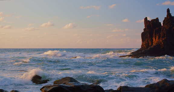 海浪拍打岩石