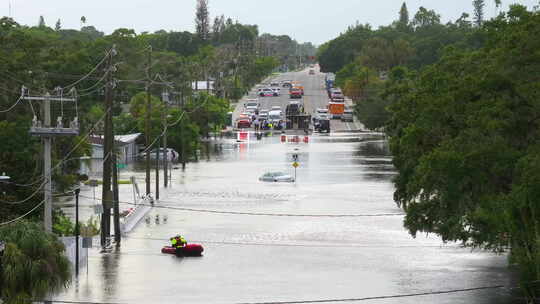 佛罗里达州住宅区被洪水淹没的道路和沉没的