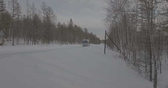 行驶在冰雪道路的汽车