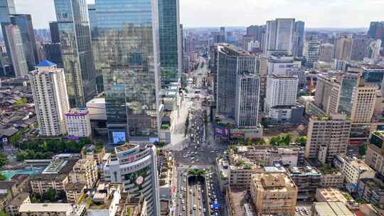 成都春熙路太古里IFS大熊猫爬楼航拍延时视频素材模板下载