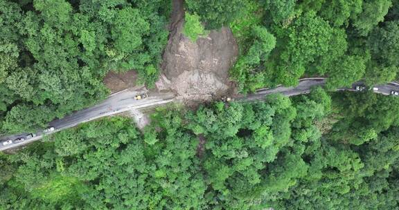 雨季泥水流塌方路段工程车抢修