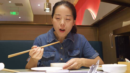 中国人美女餐厅吃火锅鸳鸯锅视频素材模板下载