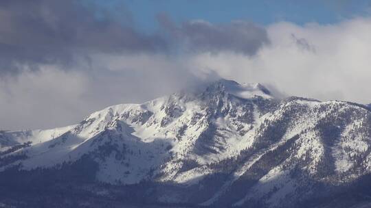 云层下积雪覆盖的山脉