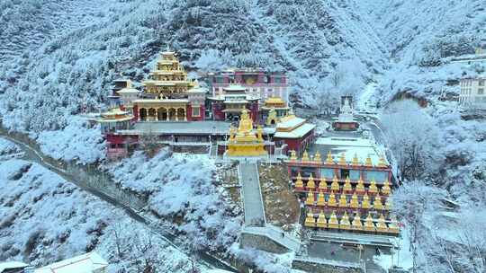 雪中藏式寺庙建筑群鸟瞰全景