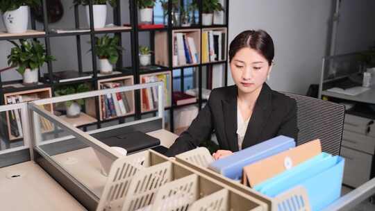 亚洲白领办公室工作场景