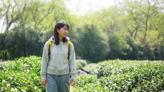 春天年轻阳光活力女孩郊游公园穿越生态茶园