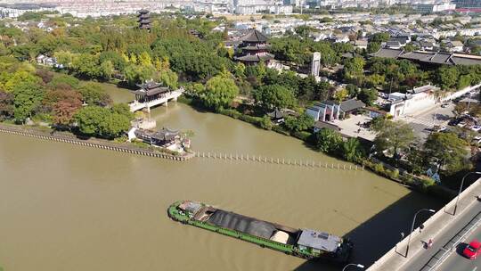 航拍秋季晴天的苏州寒山寺与京杭运河