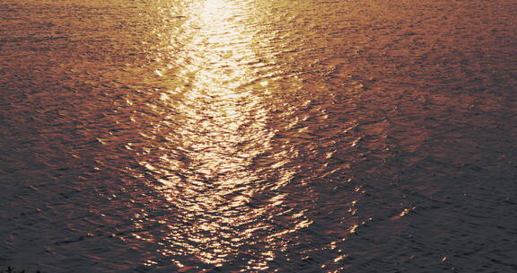 日落湖面波光粼粼