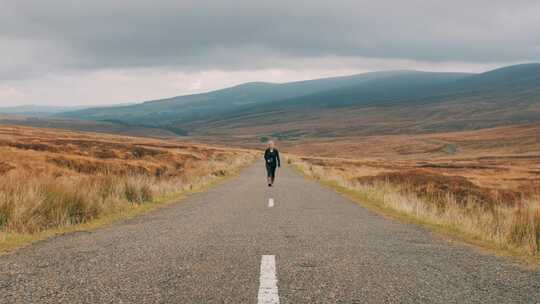 走在大自然道路上的女人